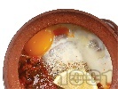 Рецепта Гювечета със свинско месо от плешка, сирене, гъби печурки, яйца и сирене